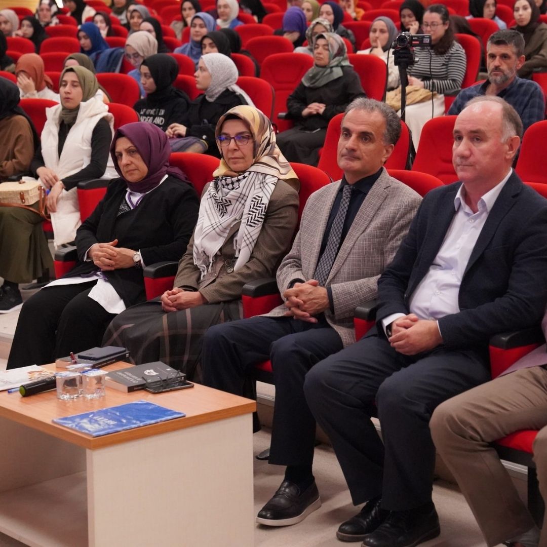 SAÜ İlahiyat Fakültesinde “Geçmişten Günümüze Örtünmenin Tarihî Seyri” Konuşuldu