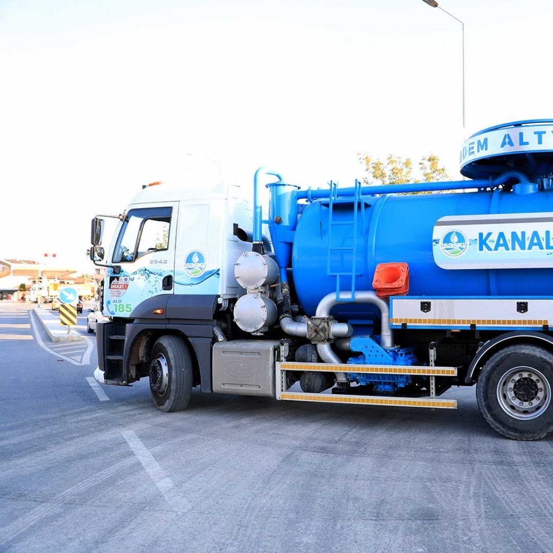 Büyükşehir vatandaşların sağlığı için Sapanca’da altyapı hatlarını temizliyor