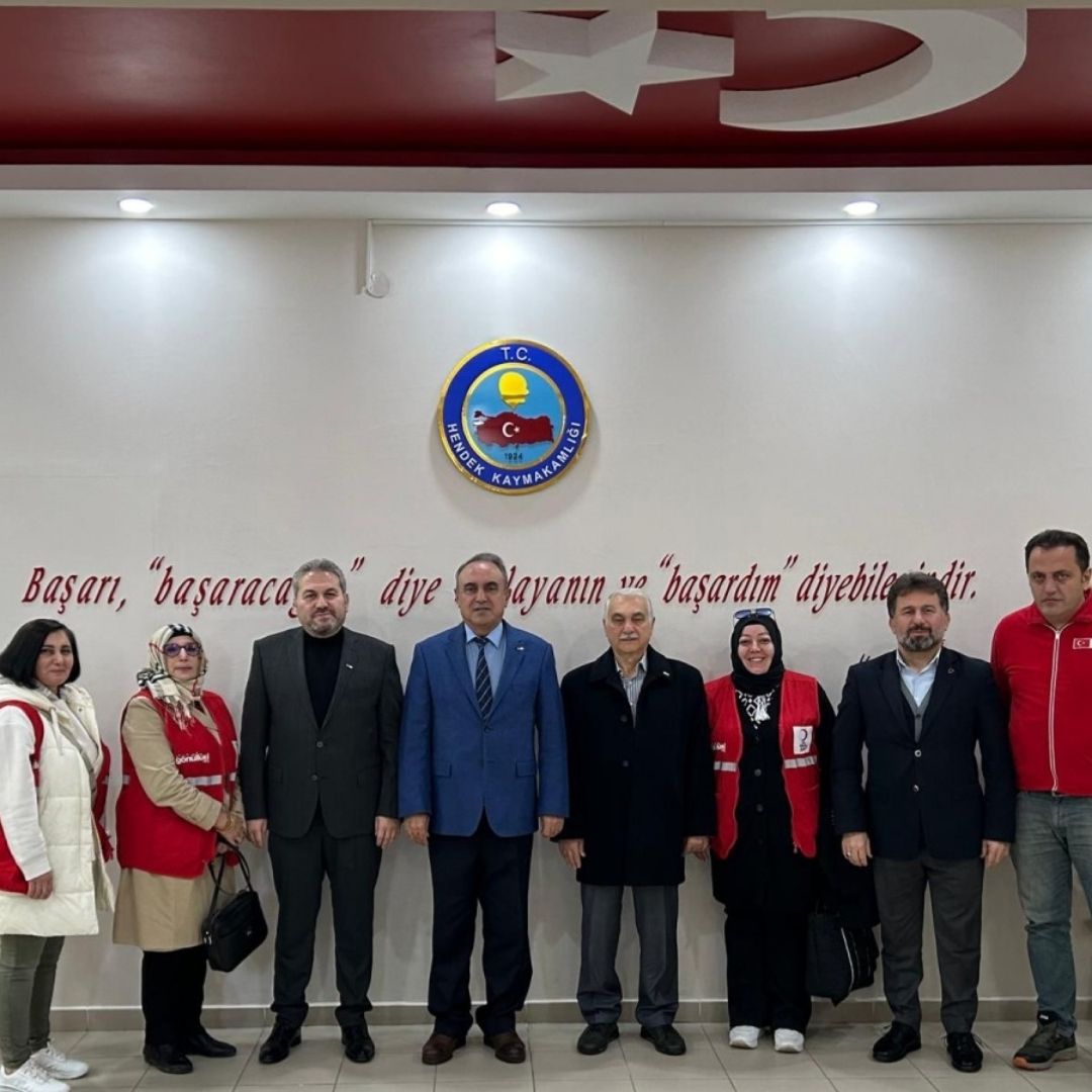 Türk Kızılayı Hendek Şubesi Başkan ve Yönetimi Kaymakam Halil İbrahim Acır’ı makamında ziyaret etti