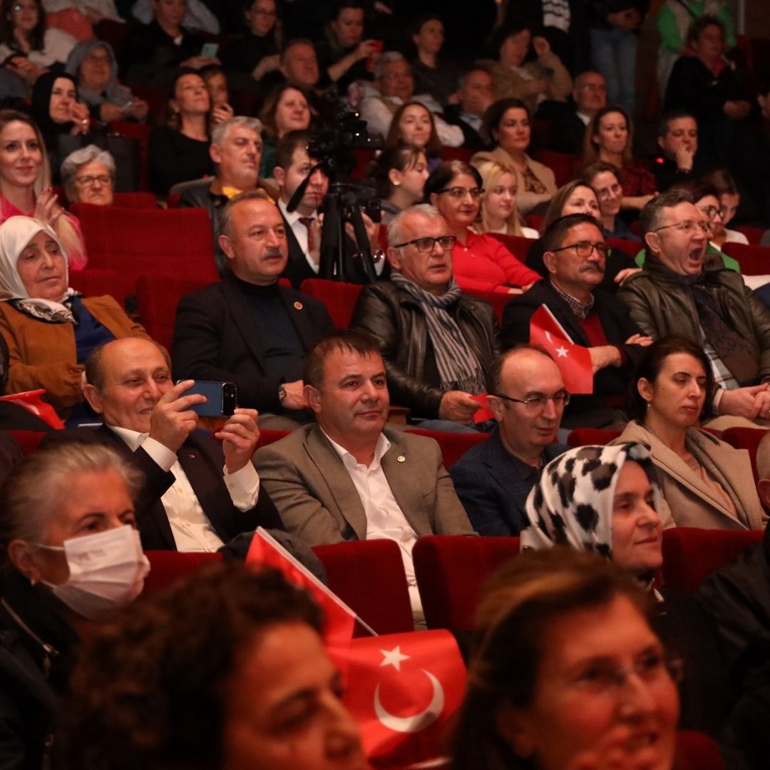 Cumhuriyetimizin 100. yılına özel konserini Yüzyılın Türküleri temasıyla gerçekleştirildi