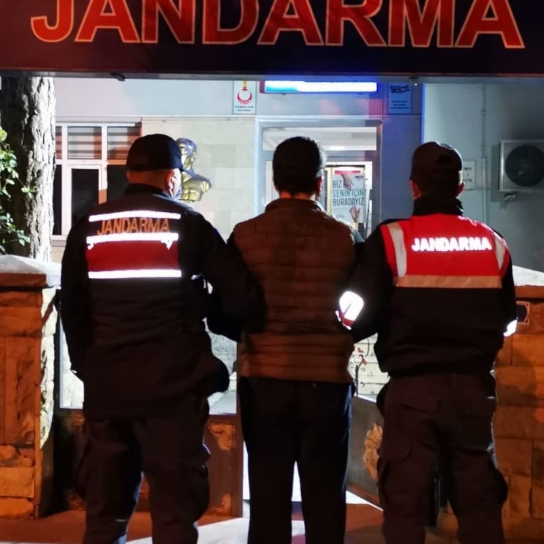 Jandarma bir ayda 244 düzensiz göçmen ve 26 organizatörü yakaladı