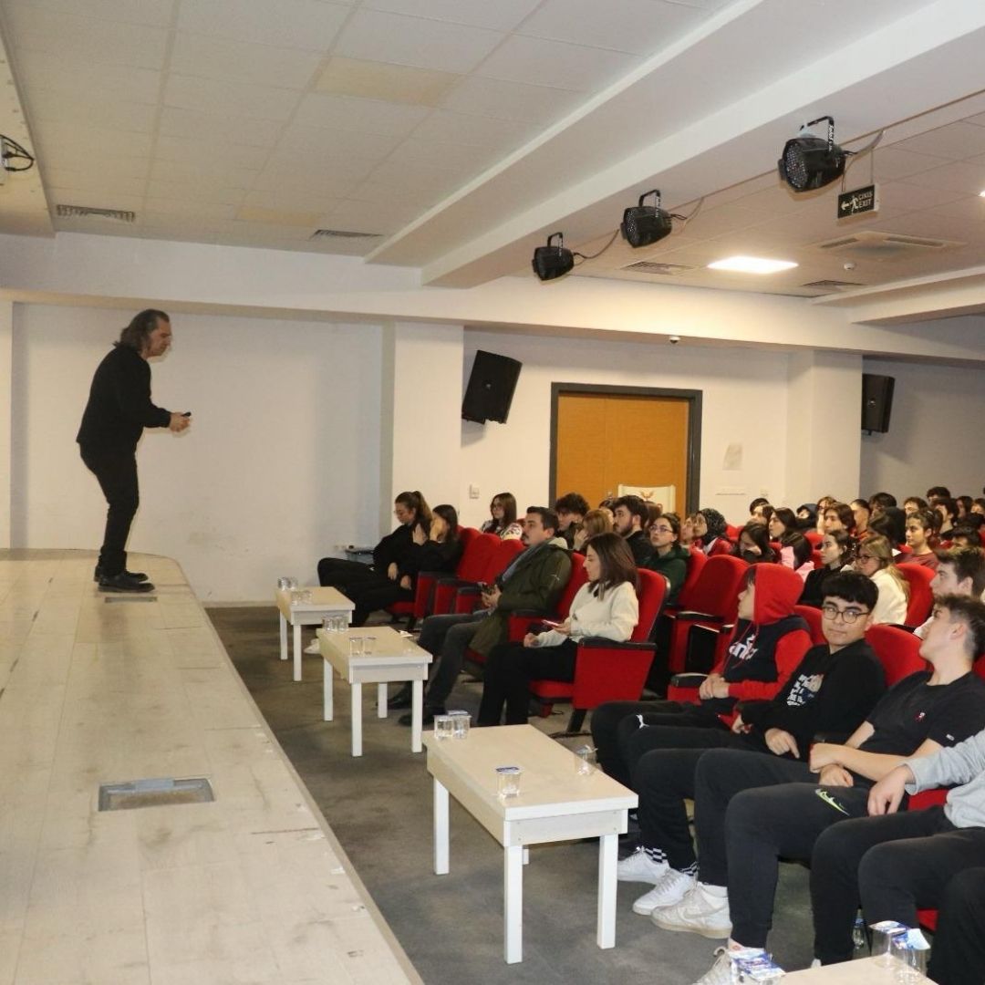 Öğrencilere ‘Anlayarak Hızlı Okuma ve Taktiklerle Paragraf Eğitimi’ Seminerleri