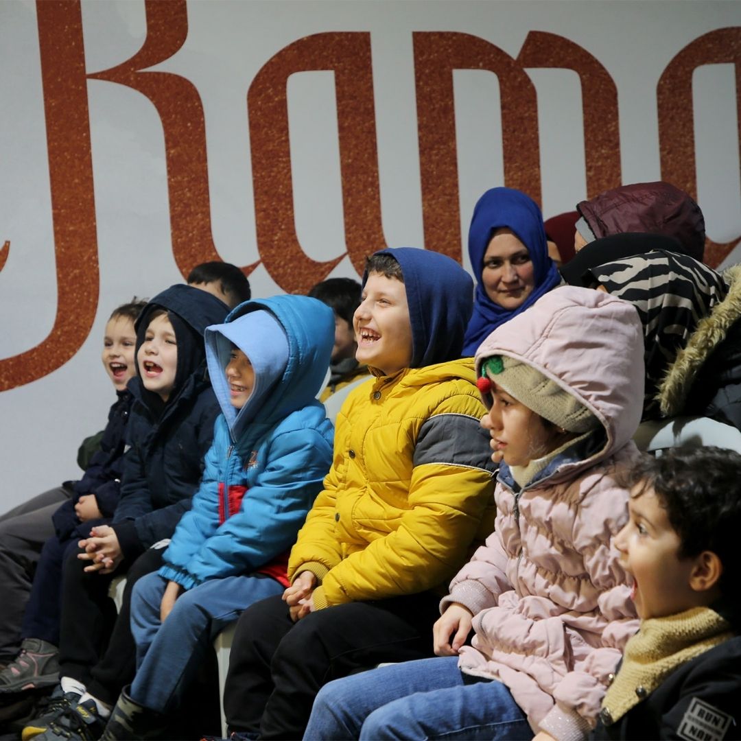 Ramazan Sokağı’na neşe katan gölge oyunu