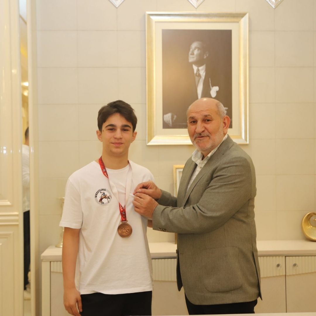 Şampiyon Takımdan Başkan İrfan Püsküllü’ye Kupalı Ziyaret