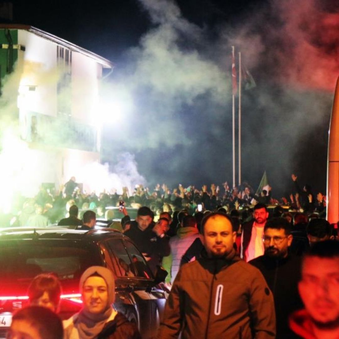 Sakaryaspor’un final coşkusu sokaklara sığmadı