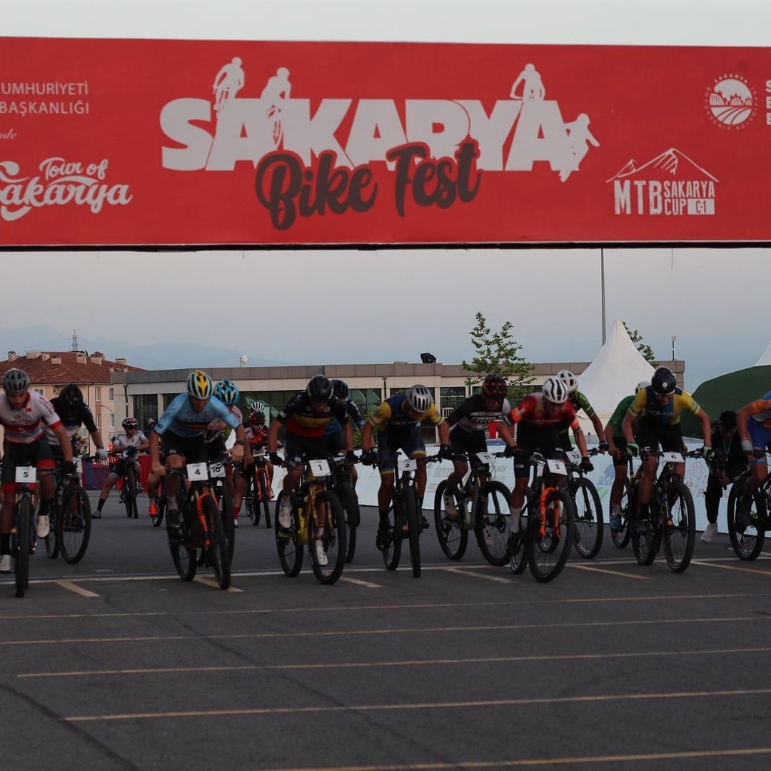 Gecenin sessizliğinde nefes kesen yarış: Night Cup Sakarya Bike Fest’e damga vurdu