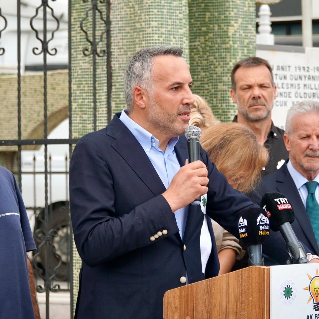 Srebrenitsa katliamında yaşamını yitirenler Adapazarı Bosna Anıtı’nda düzenlenen törenle yâd edildi.