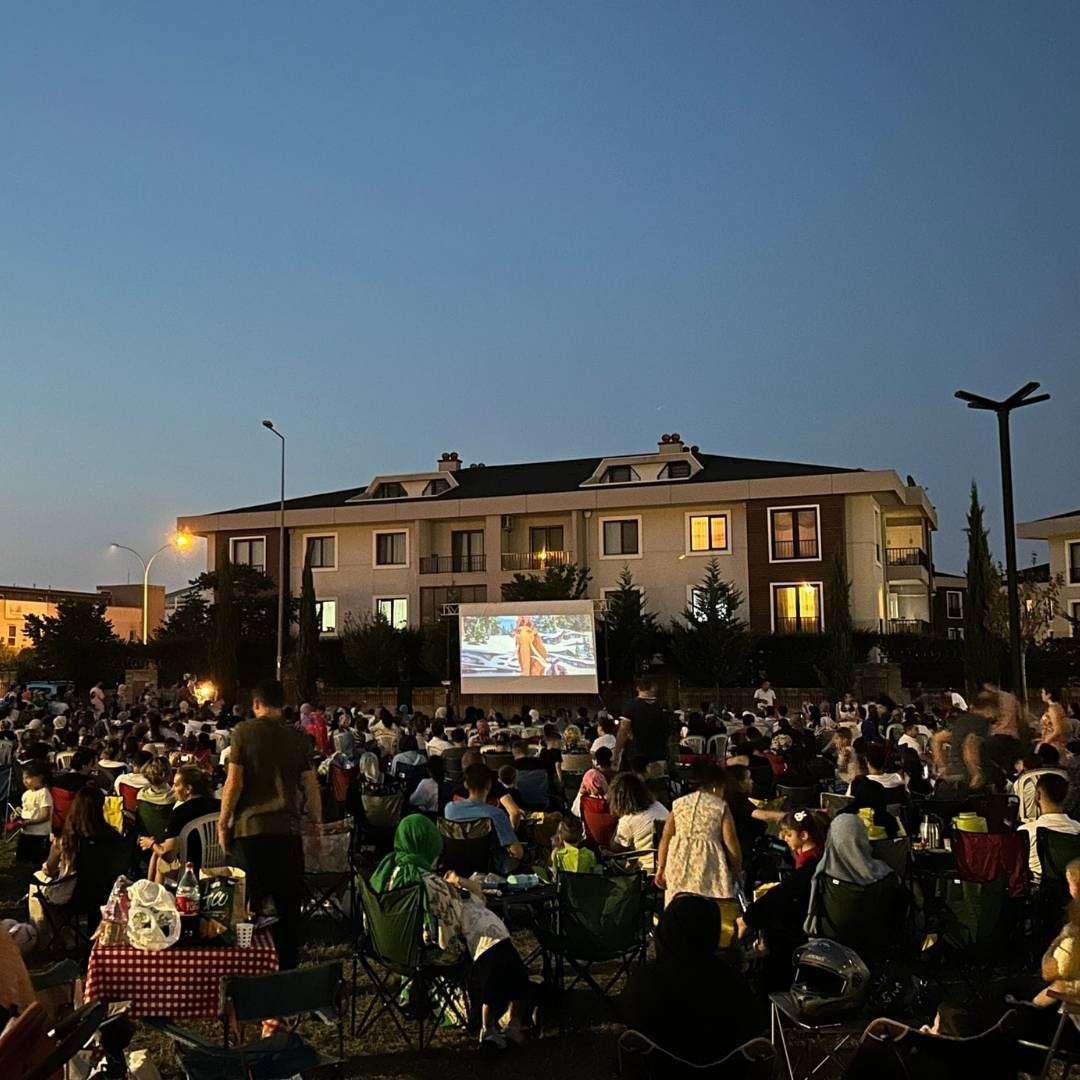 Serdivan'da açık havada sinema keyfi