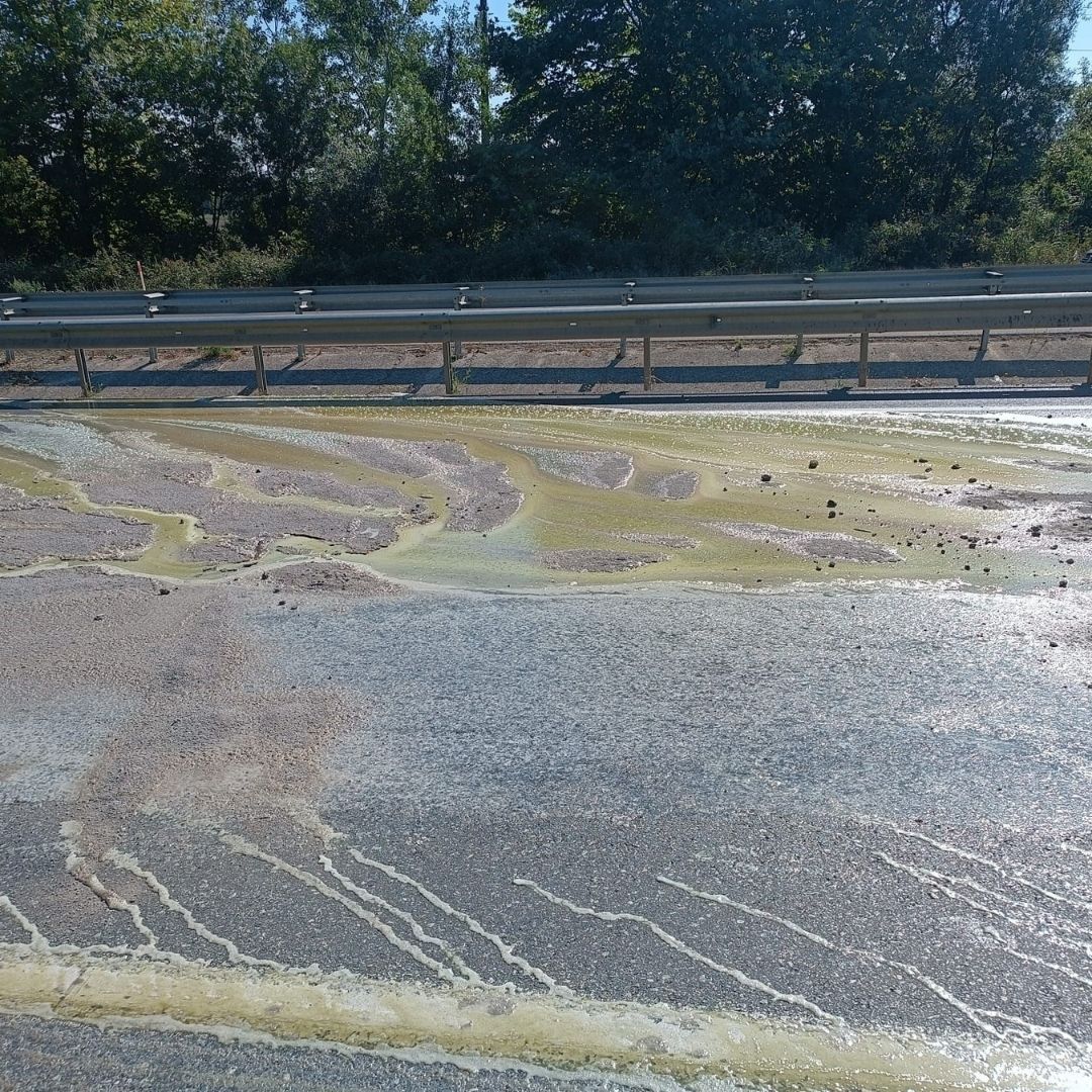 D-140'a dökülen asit paniğe yol açtı: Yol trafiğe kapatıldı, bölgeye AFAD ekipleri sevk edildi