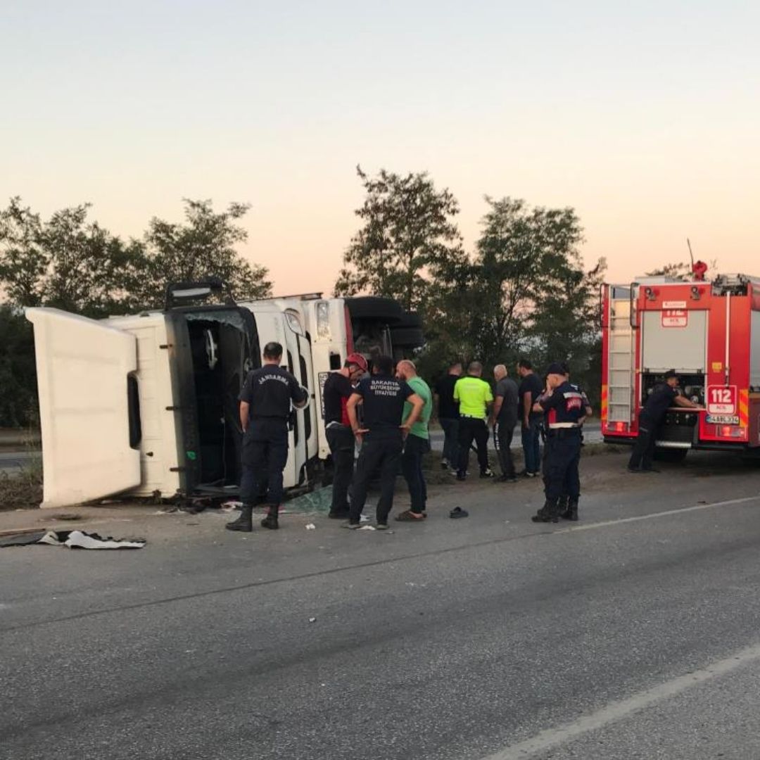 D-100'de sürücüsü uyuya kaldığı iddia edilen kamyon devrildi: 2 yaralı