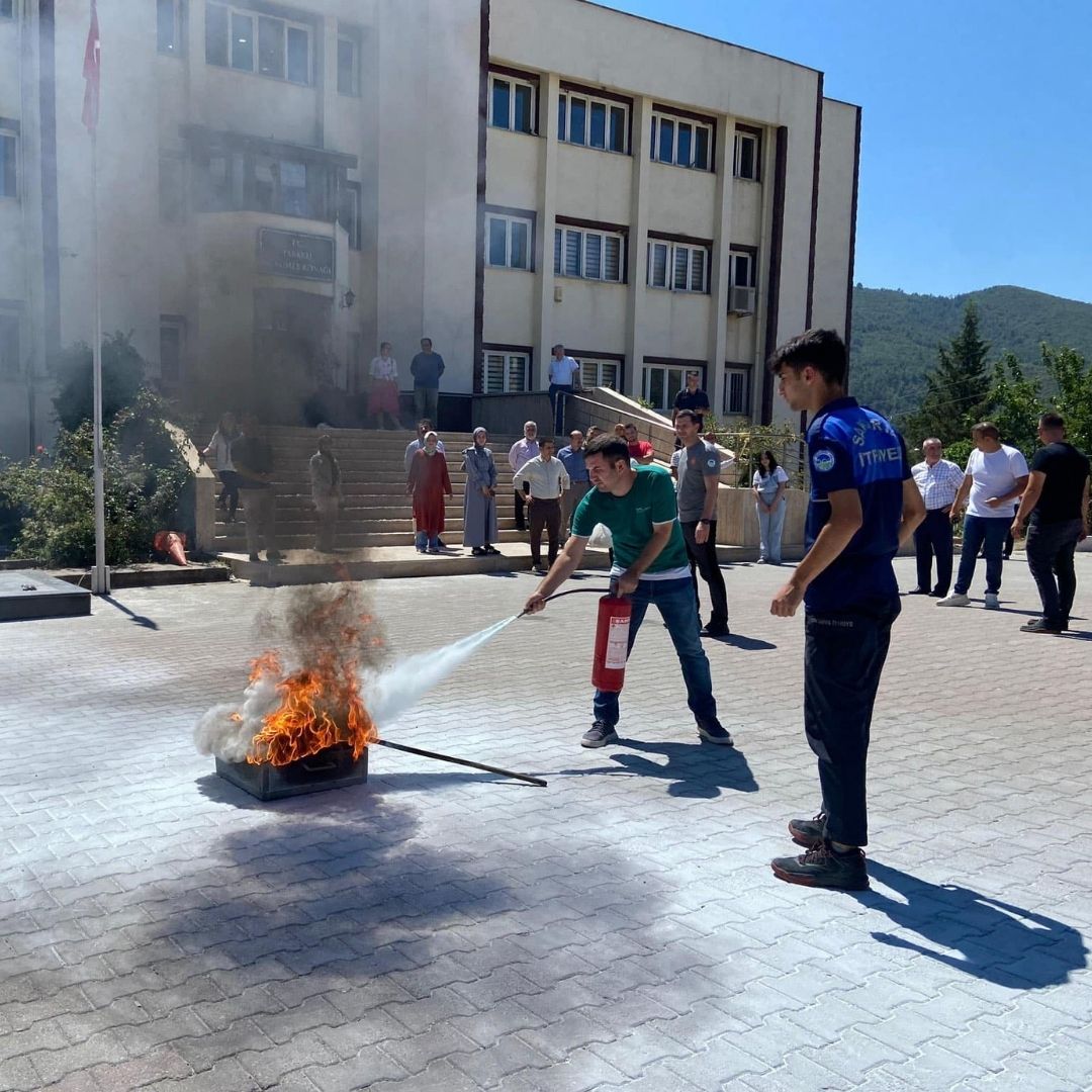 Taraklı'da İtfaiyecilerden Yangın Söndürme Eğitimi ve Tatbikat