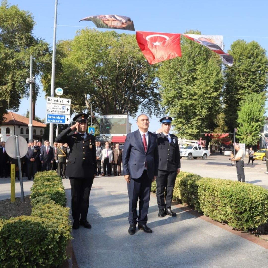 BÜYÜK ZAFERİN 102. YILI HENDEK’TE COŞKUYLA KUTLANDI