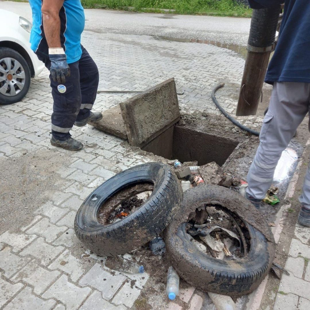 SASKİ’den kanalizasyon ve yağmursuyu hatlarında temizlik: Araç lastiği, beton parçaları...