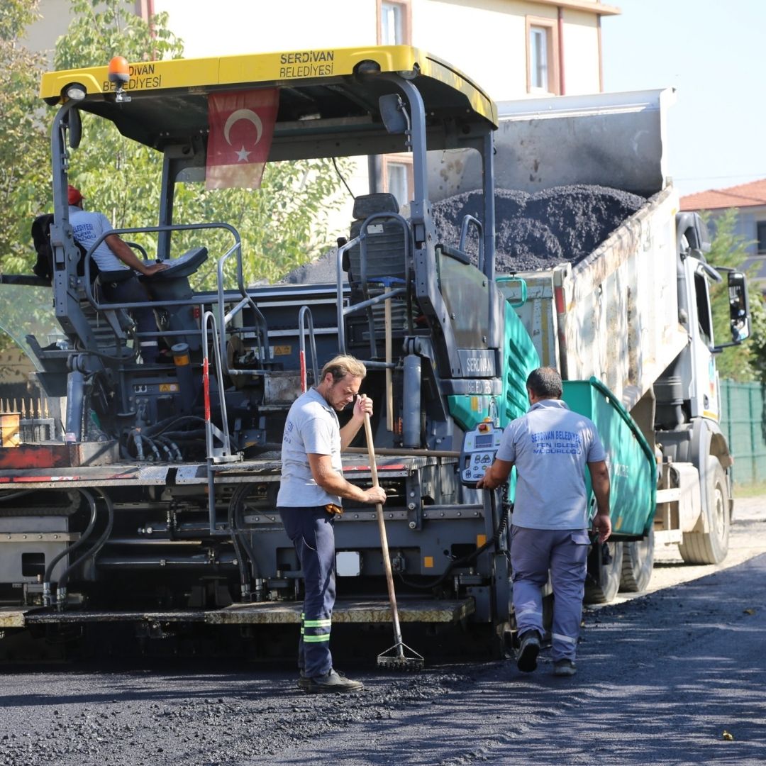 Serdivan’da Asfalt Mesaisi Sürüyor