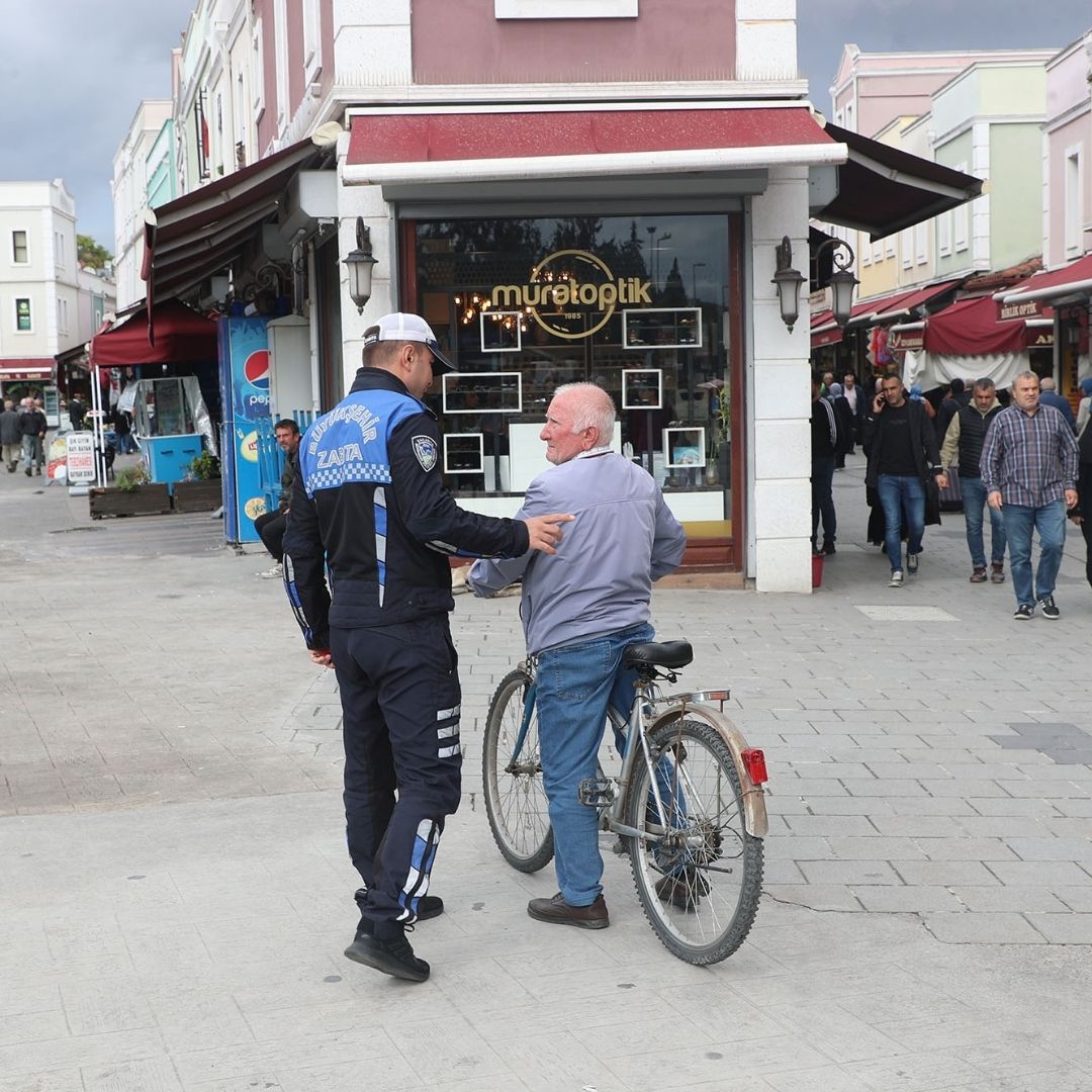 Büyükşehir Zabıtası Uzunçarşı’da bisiklet kullananları uyardı: “Hassasiyet bekliyoruz”