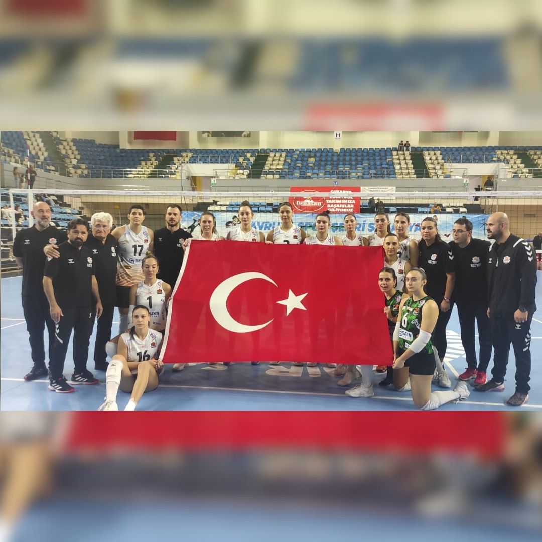 Sakarya Voleybol,  Vakıfbank'ı evinde 3-0'lık net bir skorla yendi.