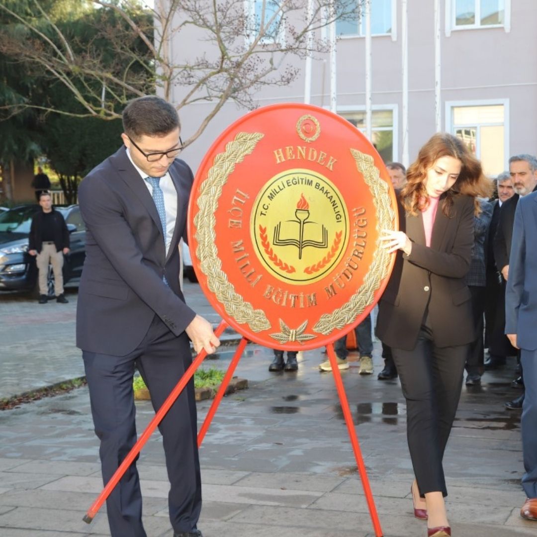 24 KASIM ÖĞRETMENLER GÜNÜ HENDEK'TE TÖRENLE KUTLANDI