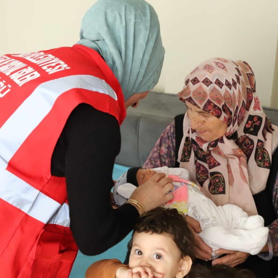 HENDEK’ TE YENİ DOĞAN BEBEKLERE ANLAMLI DESTEK SÜRÜYOR