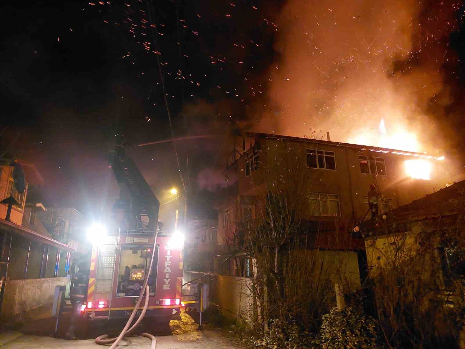 Sakarya’da geceyi aydınlatan yangın: Mahalleli sokağa döküldü