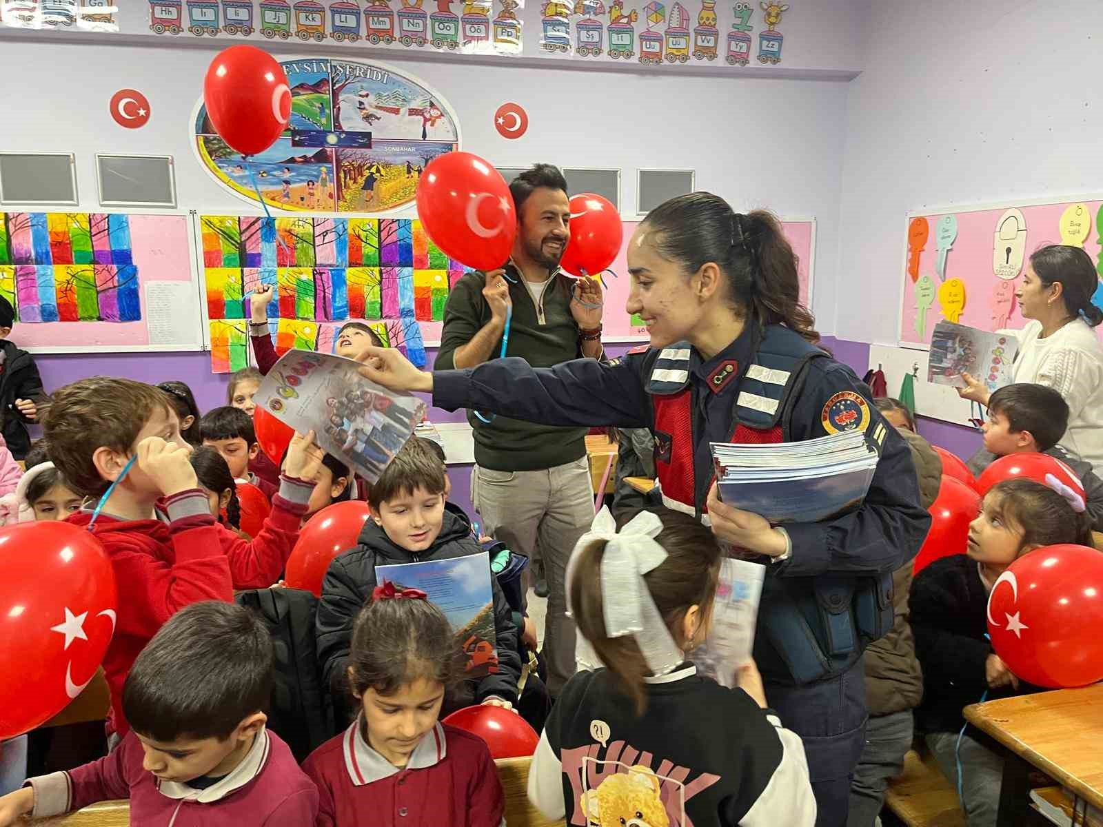 340 ilkokul öğrencisi daha jandarma mesleği hakkında bilgi sahibi oldu