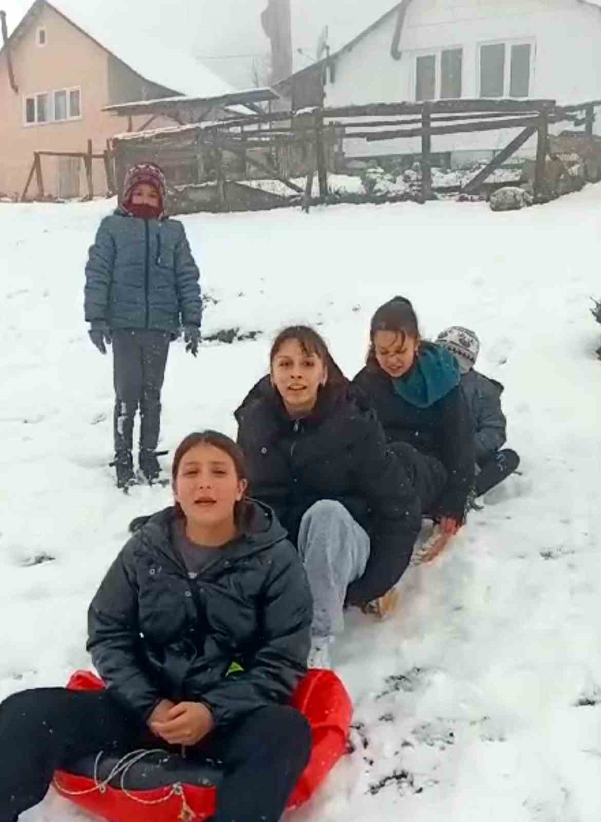 Sakarya’da çocukların görülmeye değer kayak keyfi