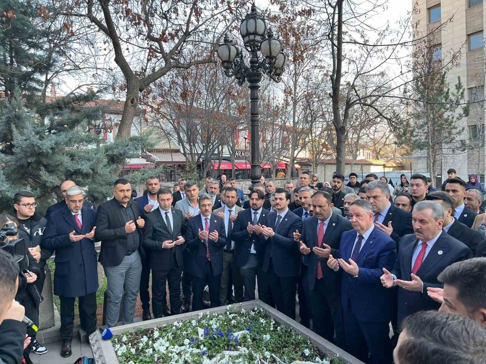 Başkan Dinç, şehit Muhsin Yazıcıoğlu’nun kabrini ziyaret etti