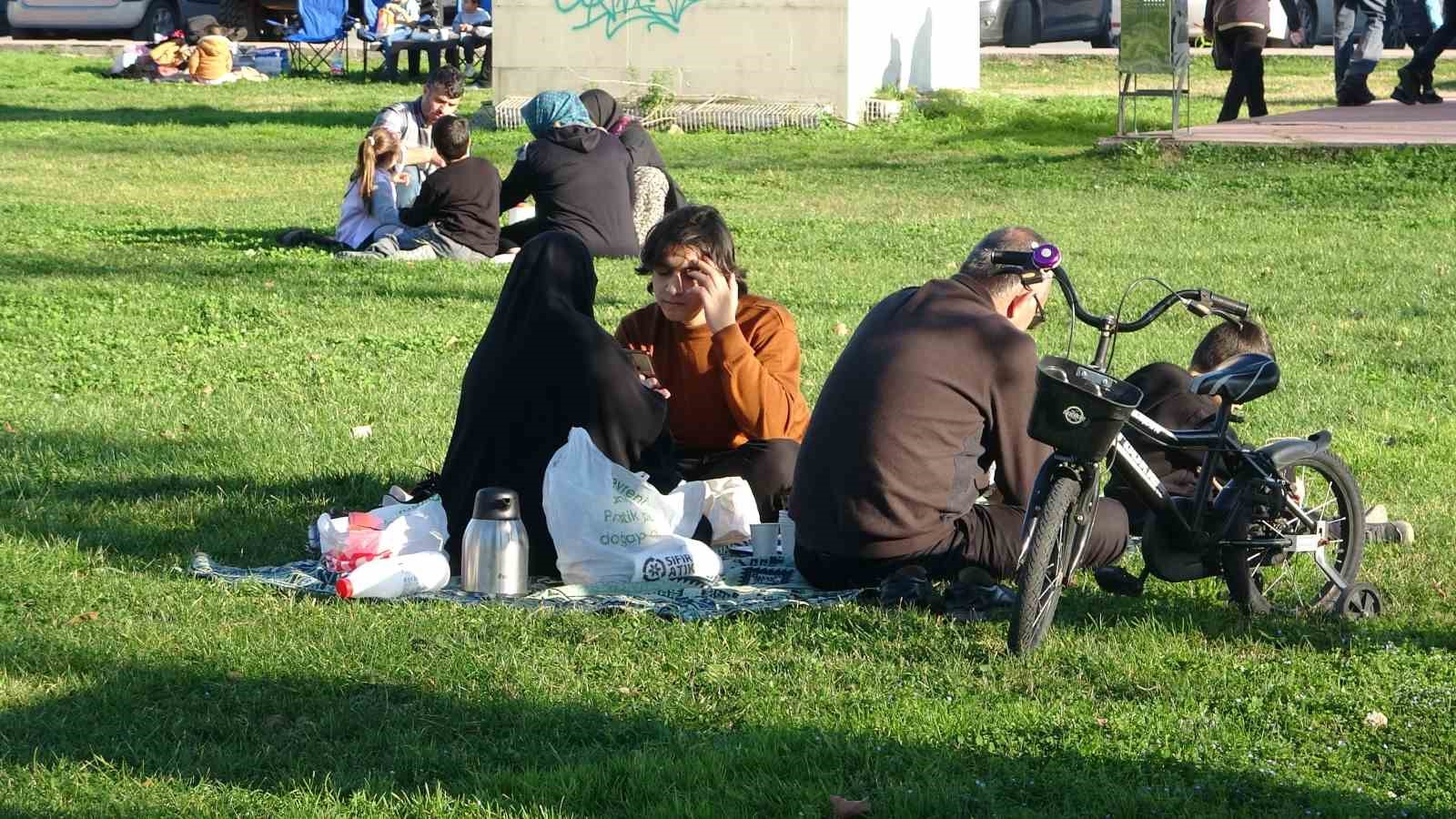 Kış ayında yazdan kalma gün: Güneşi gören park, cadde ve sokaklara akın etti