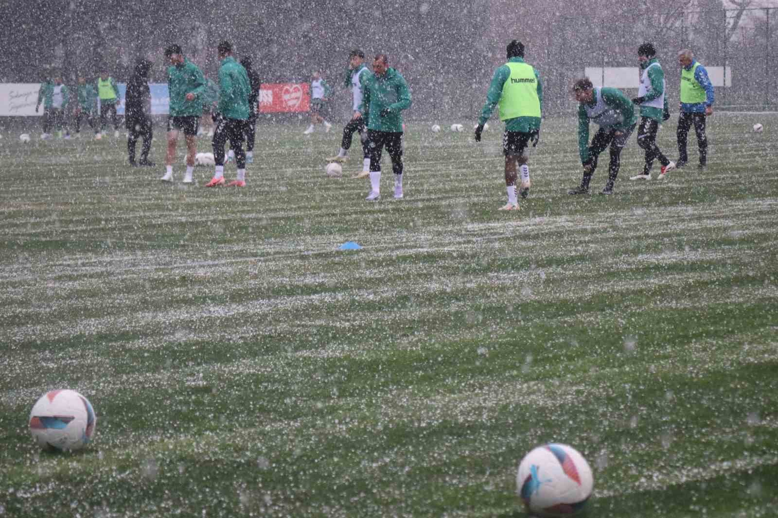 Sakaryaspor, Çorum FK mesaisini kar altında sürdürdü