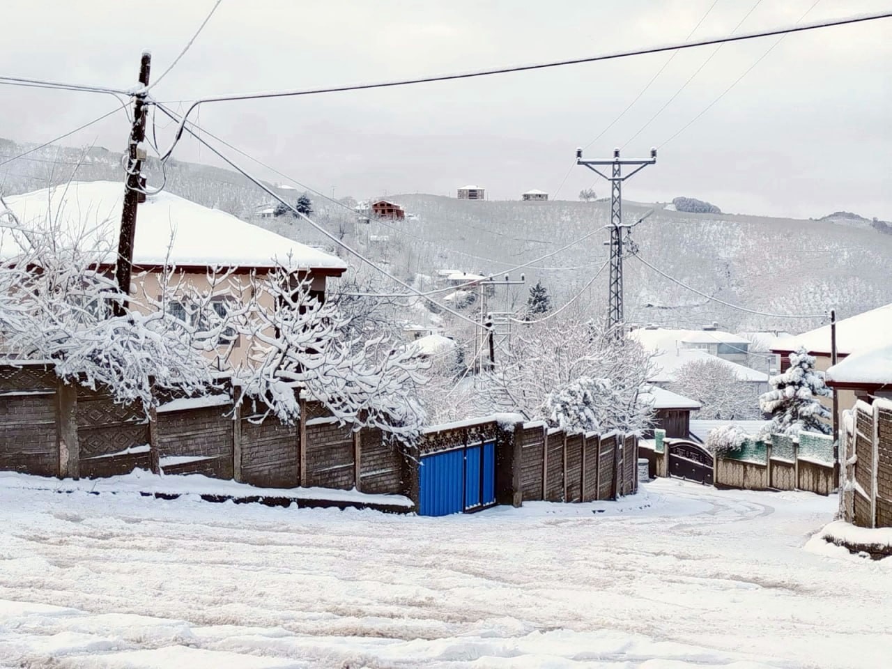 Karasu’nun yüksek mahallelerinde kar kalınlığı 10 santimi geçti