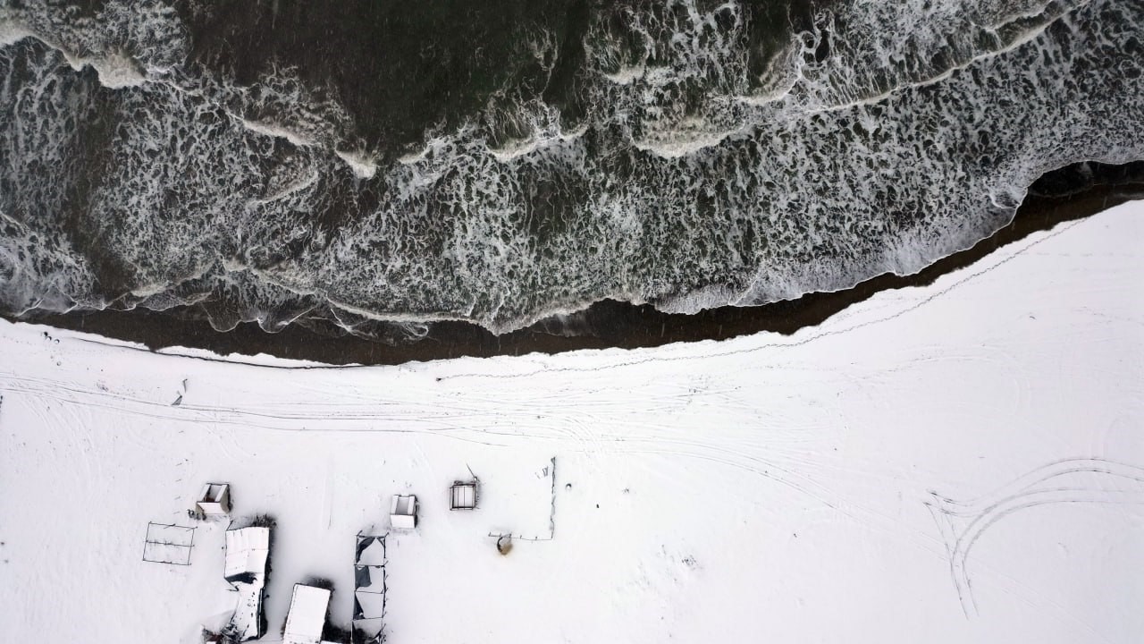 Karadeniz’in hırçın dalgaları karla buluştu