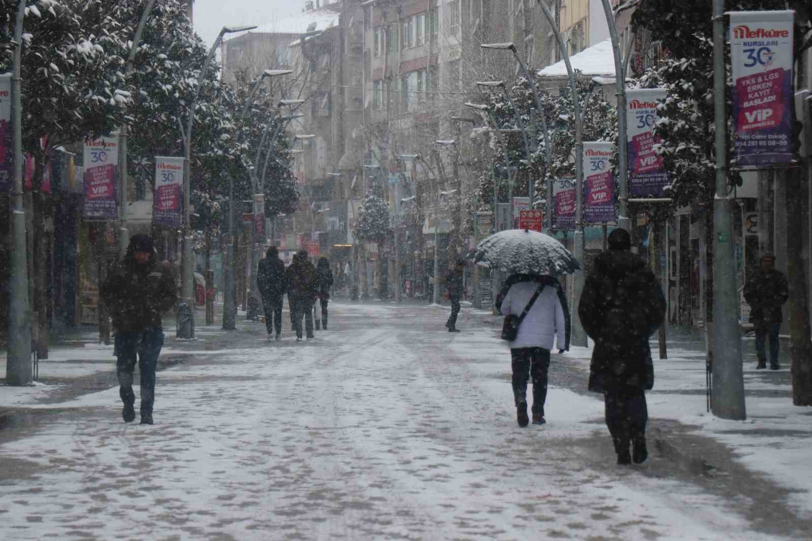 Sakarya’da kar yağışı etkisini sürdürüyor