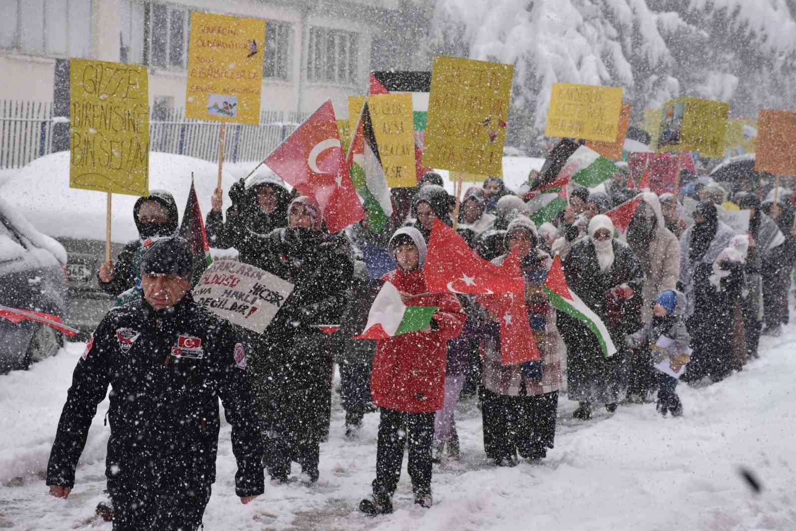 Yoğun kar yağışının altında insan seli: Gazze için tek yürek oldular