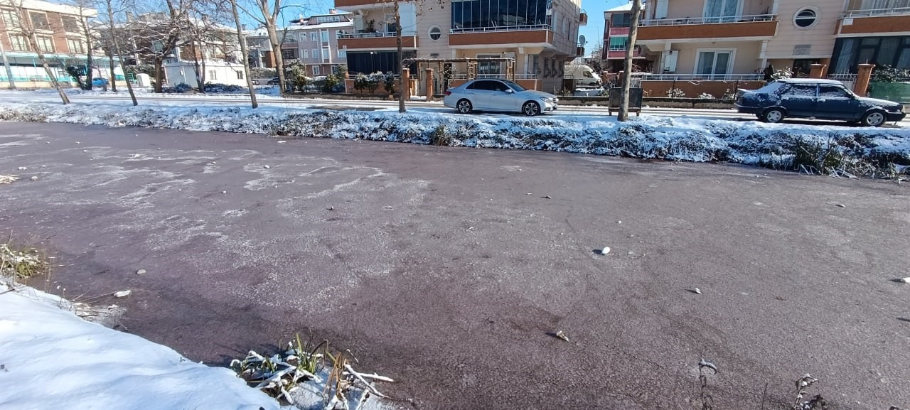 Karasu’da göl ve ilçe merkezinden geçen kanal dondu