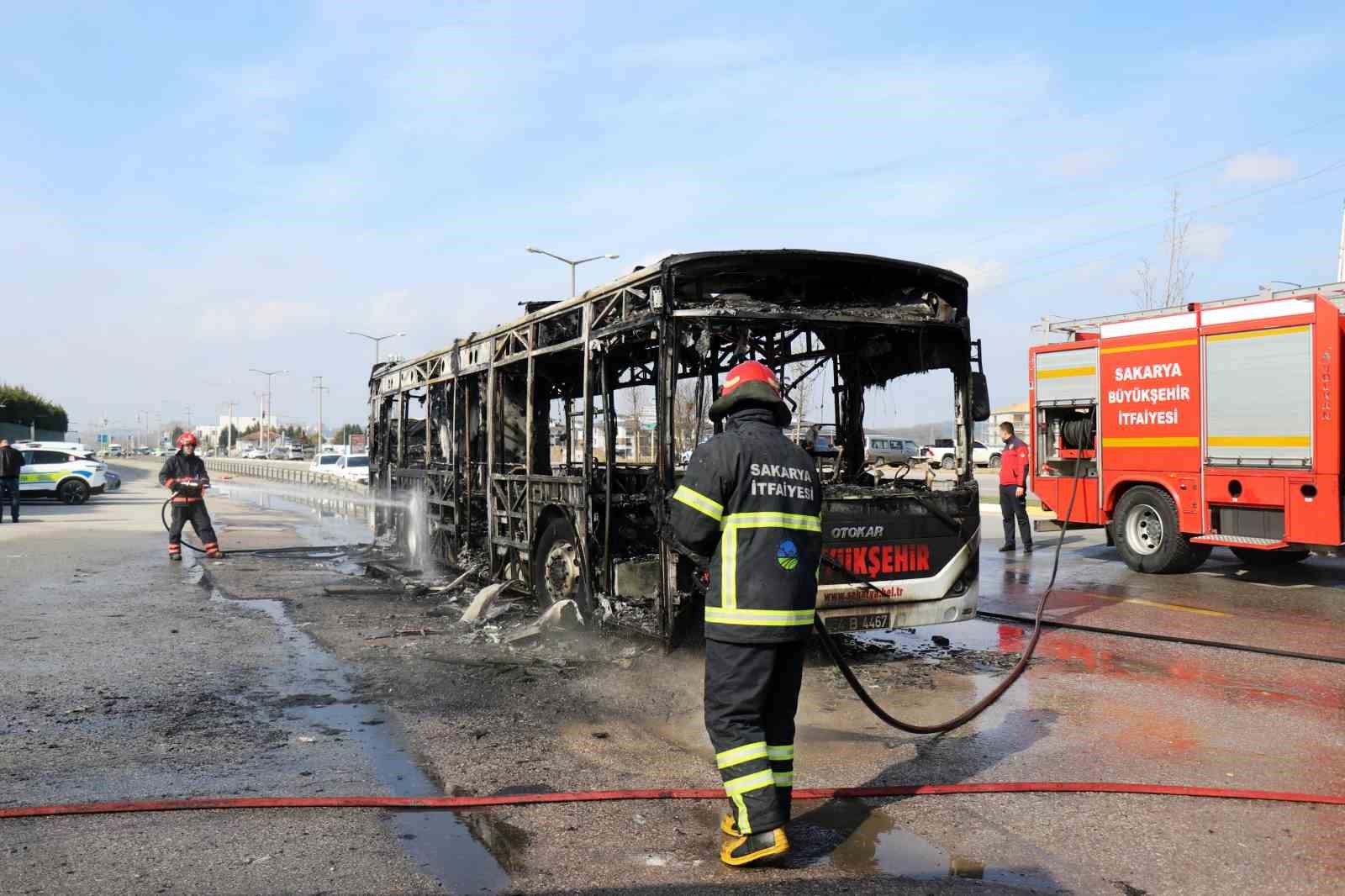 Sakarya’da otobüs alev topuna döndü: Gökyüzünü kara duman kapladı