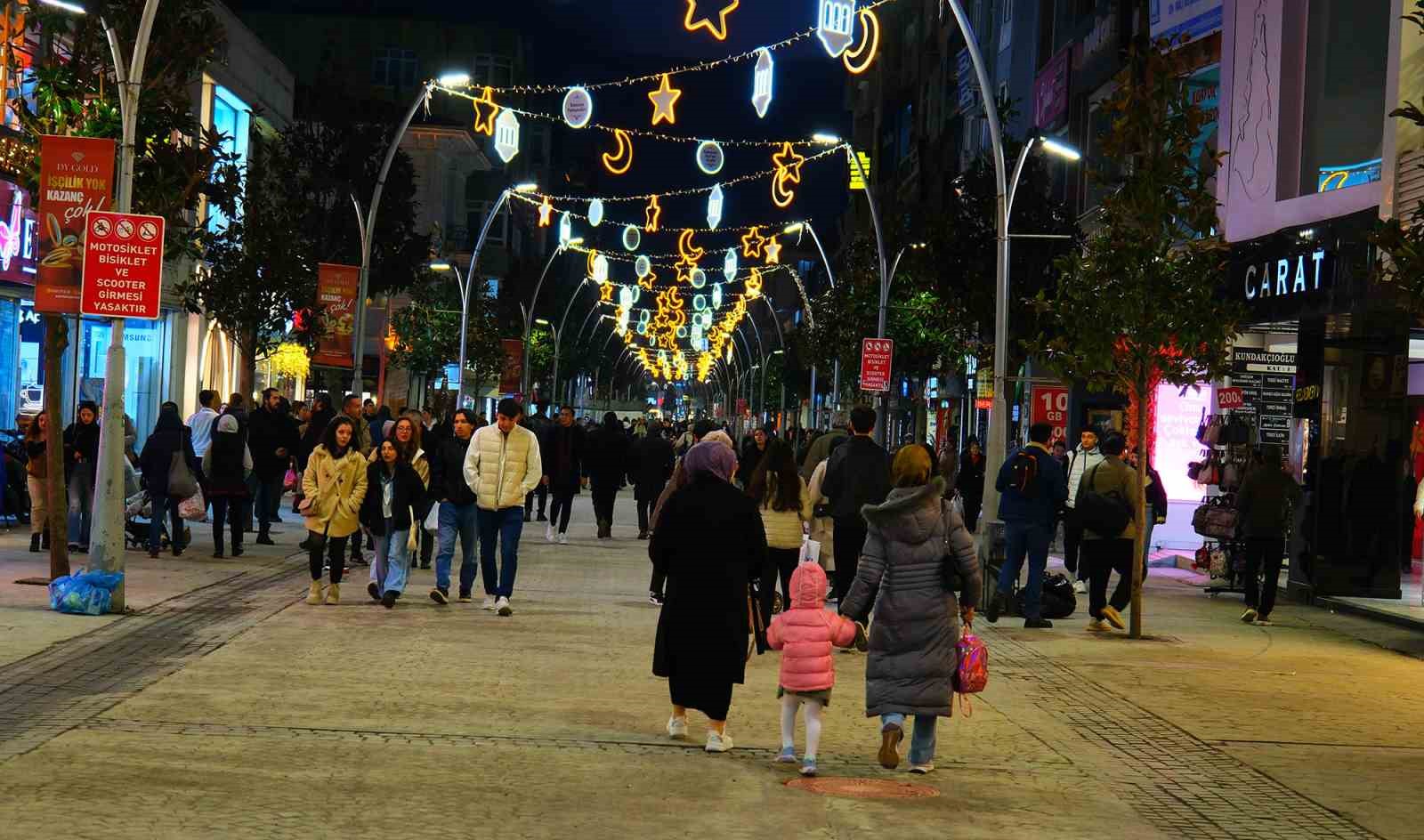 Çark Caddesi’nde Ramazan ayı için özel tasarımlı ışıklandırmalarla süslendi