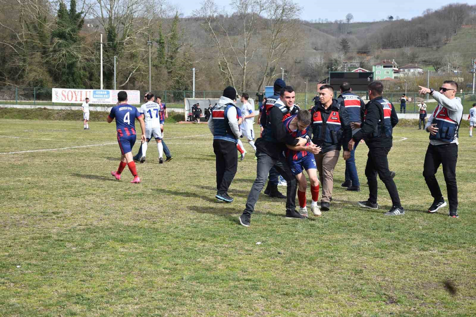 Yeşil saha boks ringine döndü: Tekme, yumruk ve küfürler havada uçuştu