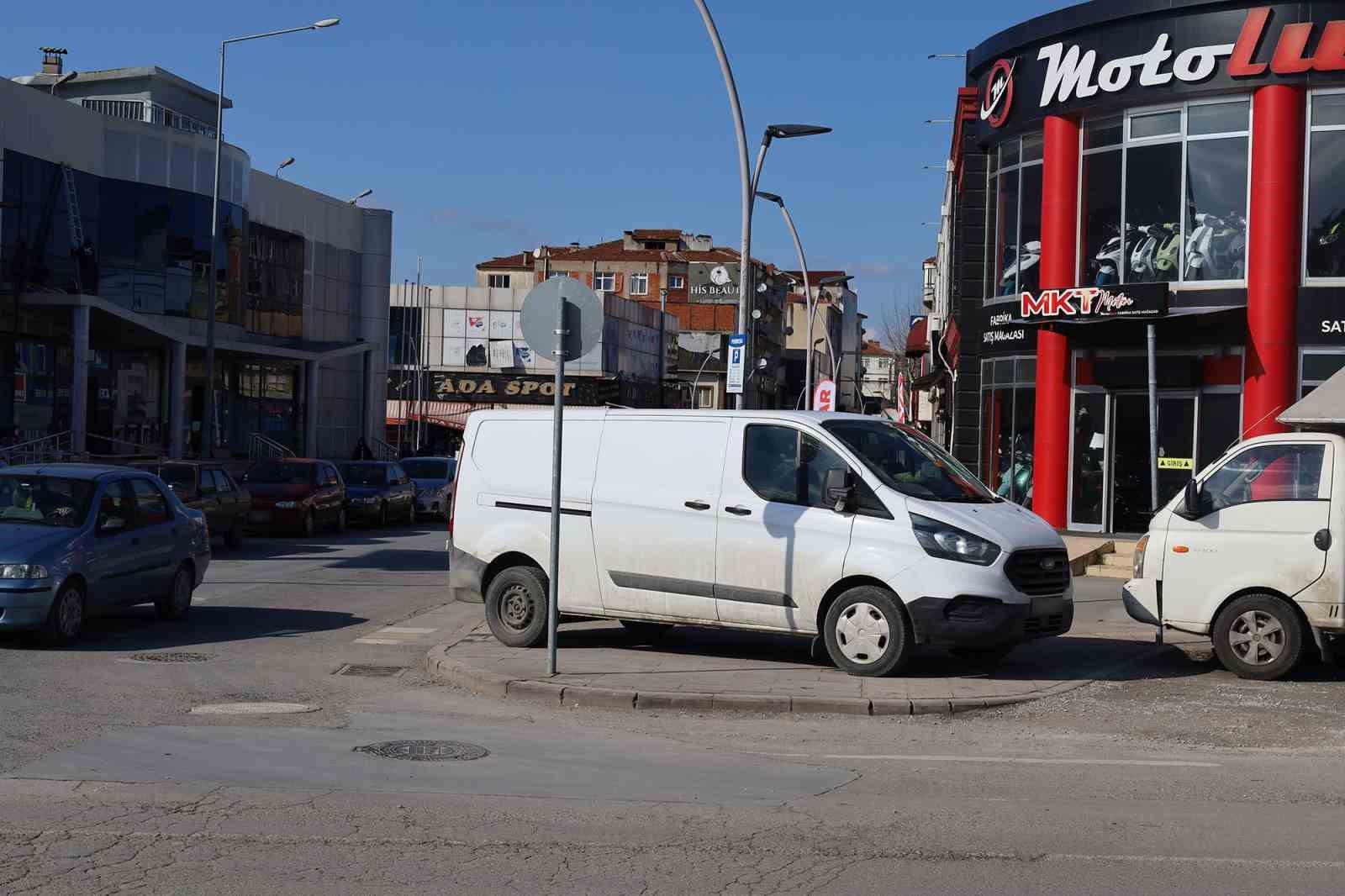 Zabıta ekipleri yaya yollarına park edilen araçlar için sahada