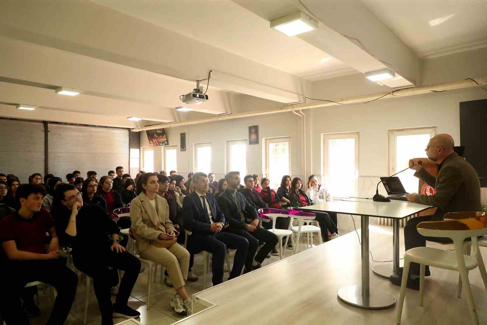 Mehmet Akif Ersoy’un bayrak aşkı ve inancı lise öğrencilerine anlatıldı