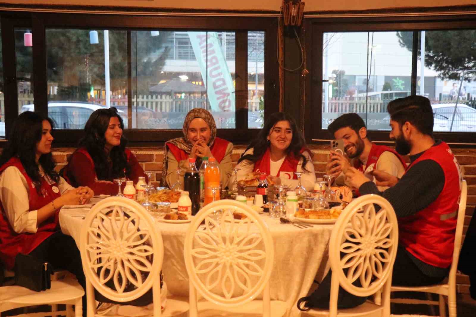 Memleketinden uzak 40 öğrenci, anne elinin değdiği iftar sofrasında buluştu