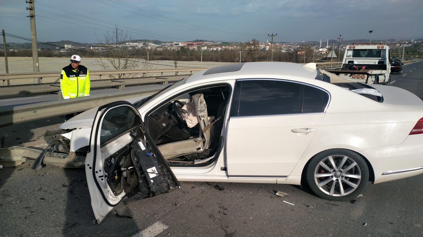 Sakarya’da bariyer otomobilin içine girdi