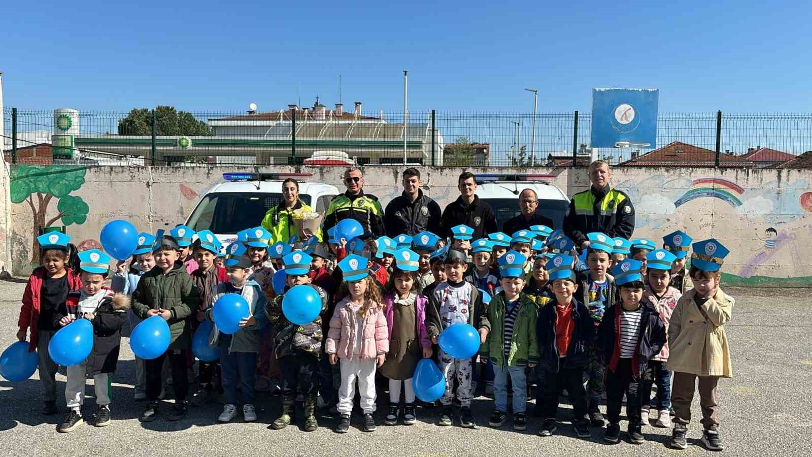 Minik öğrencilerden polislere sevgi seli