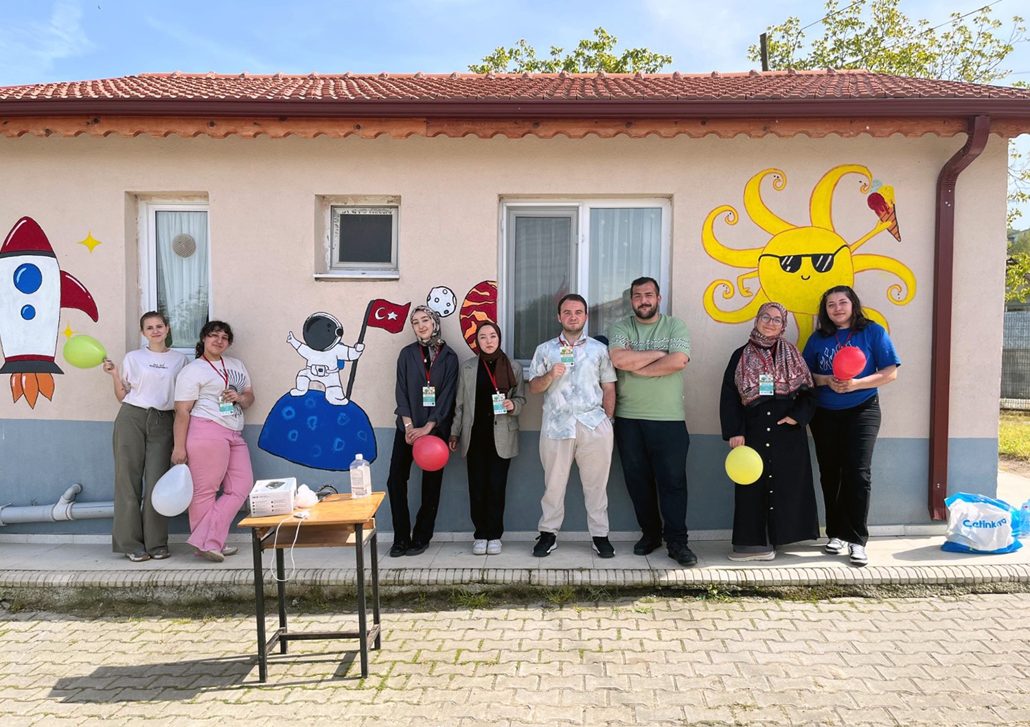 İlkokulların duvarlarını renklendirip öğrencilerle oyunlar oynadılar