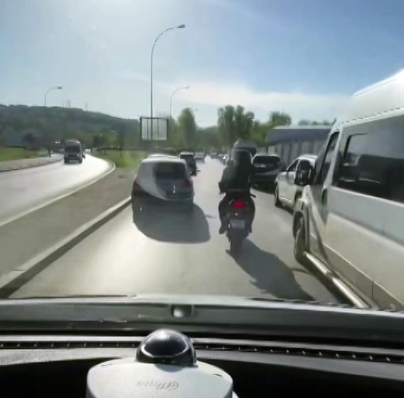 Motosiklet sürücüsü ambulansın yolunu böyle açtı