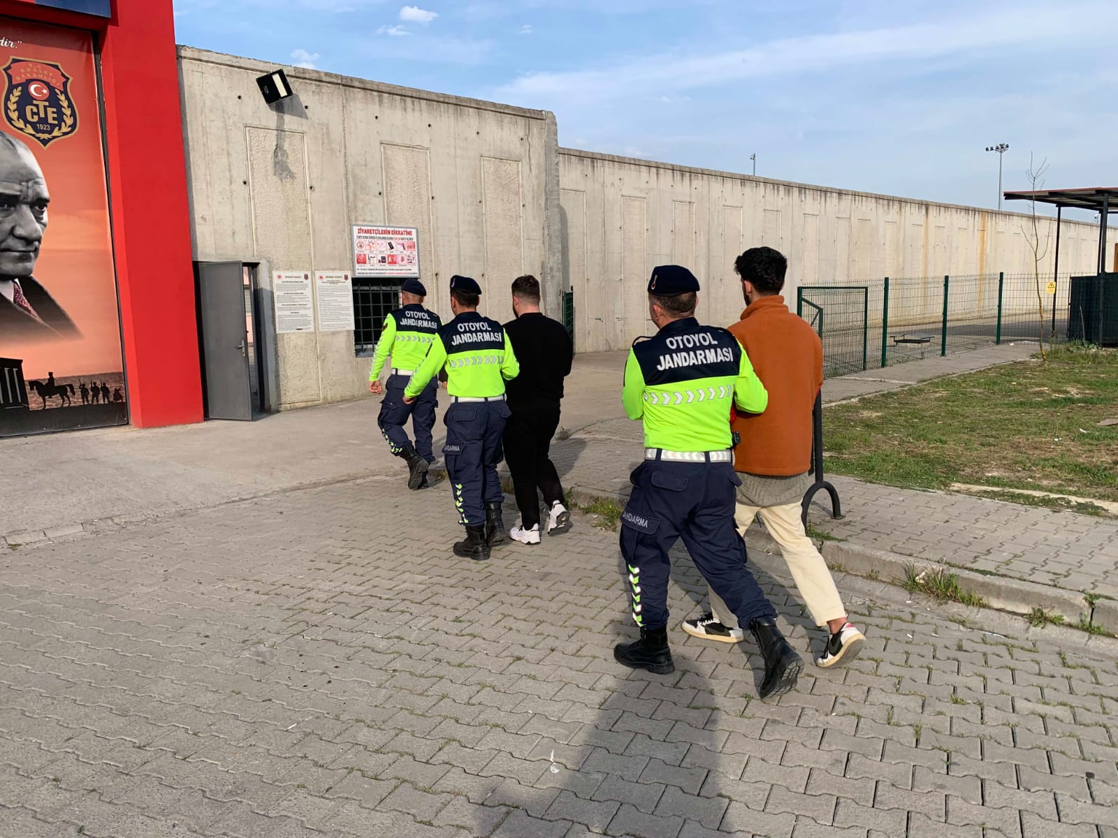 Kuzey Marmara Otoyolu'nda Uyuşturucu Sevkiyatı Jandarma’ya Takıldı: 7 Gözaltı, 5 Tutuklama
