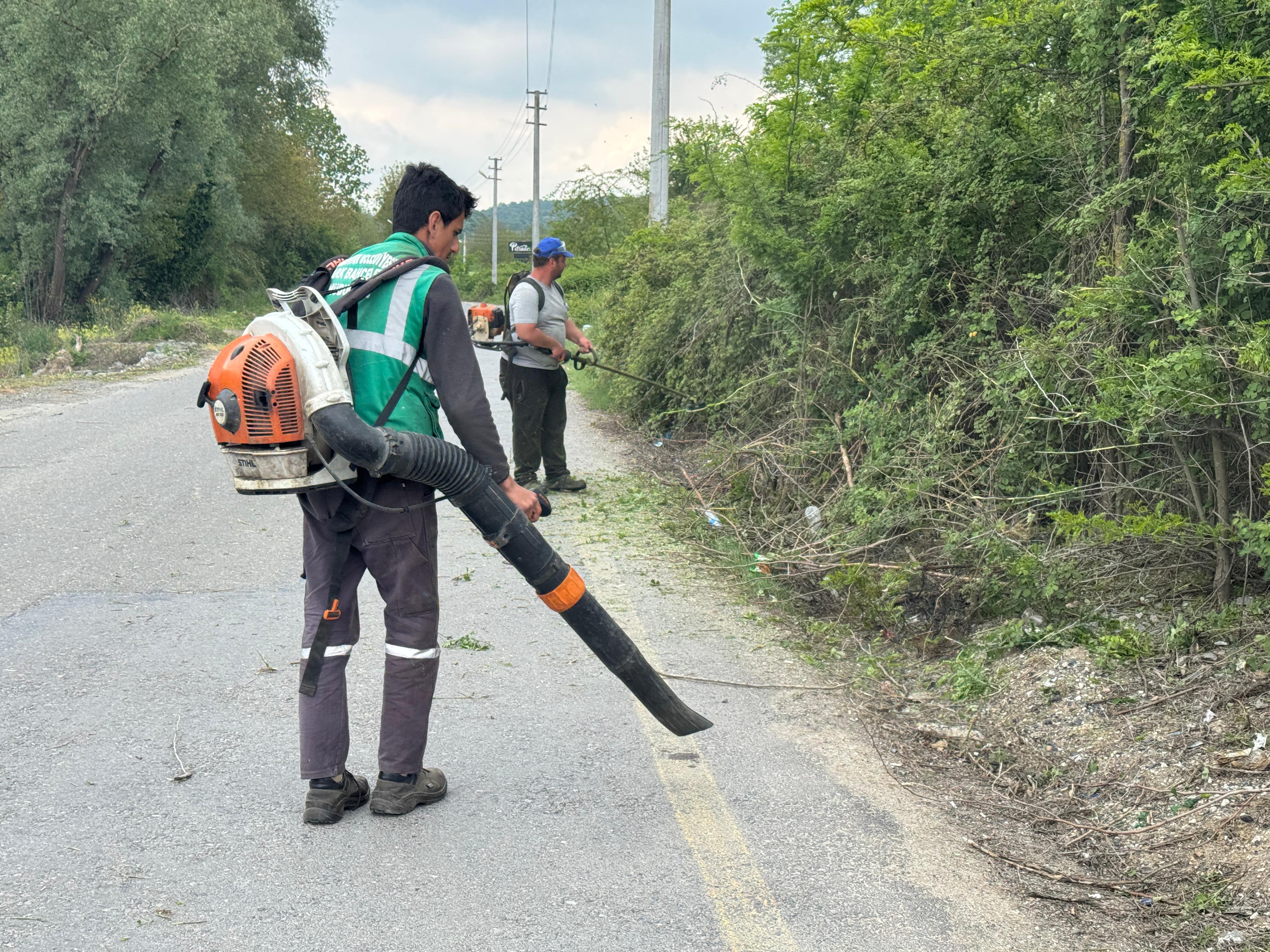 Serdivan Belediyesi’nden Yol Güvenliği İçin Budama Çalışması