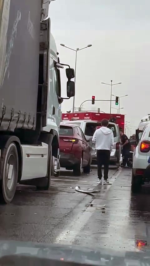 Sakarya’da SUV tarzı araç ile minibüs çarpıştı: 1 yaralı