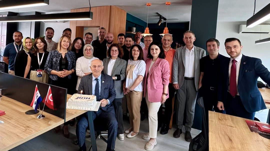 RE/MAX HÜR’de özel kutlama: Turan Çakar’a doğum günü sürprizi