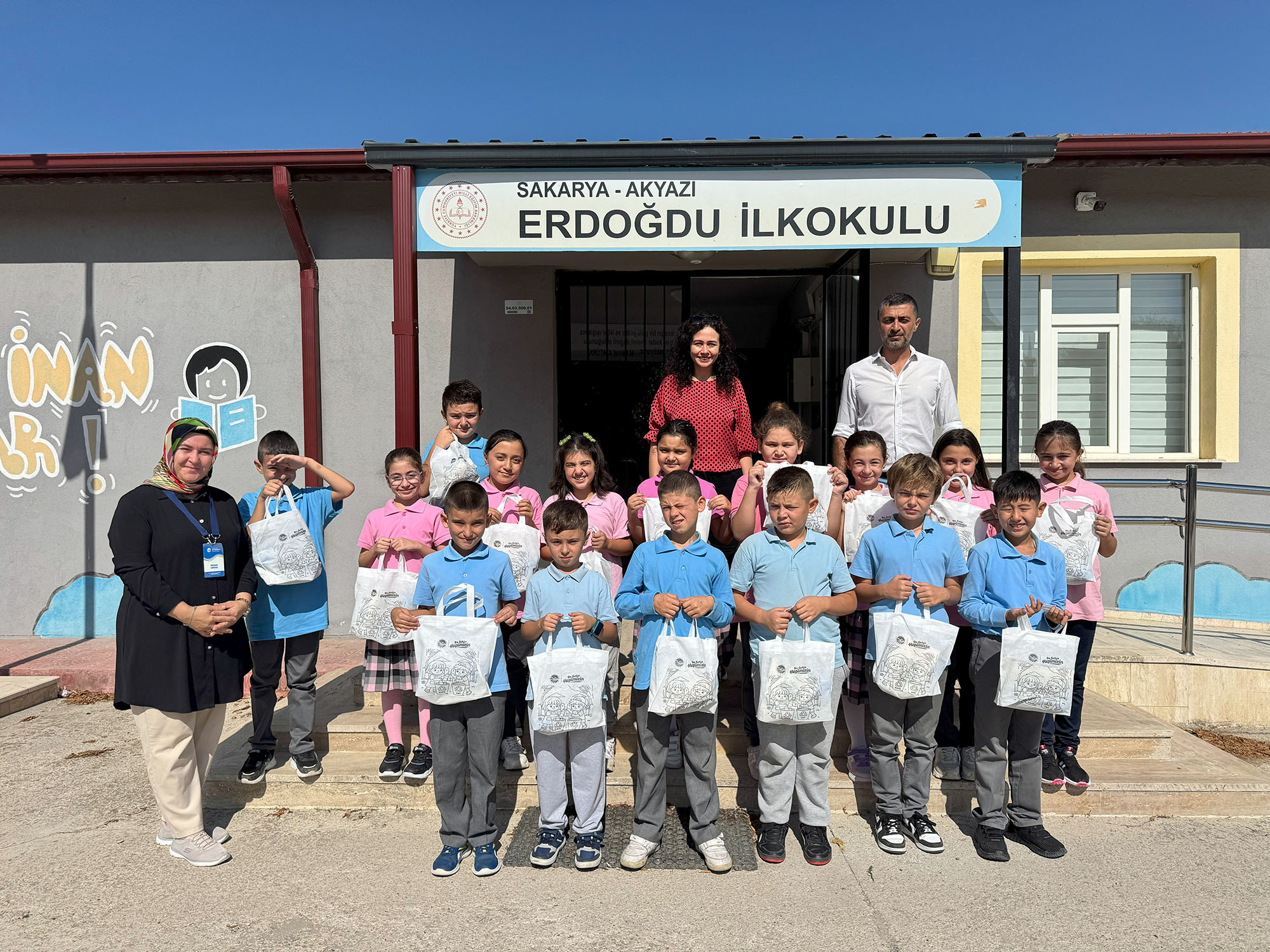 Büyükşehir okulun ilk haftasında minikleri yalnız bırakmadı