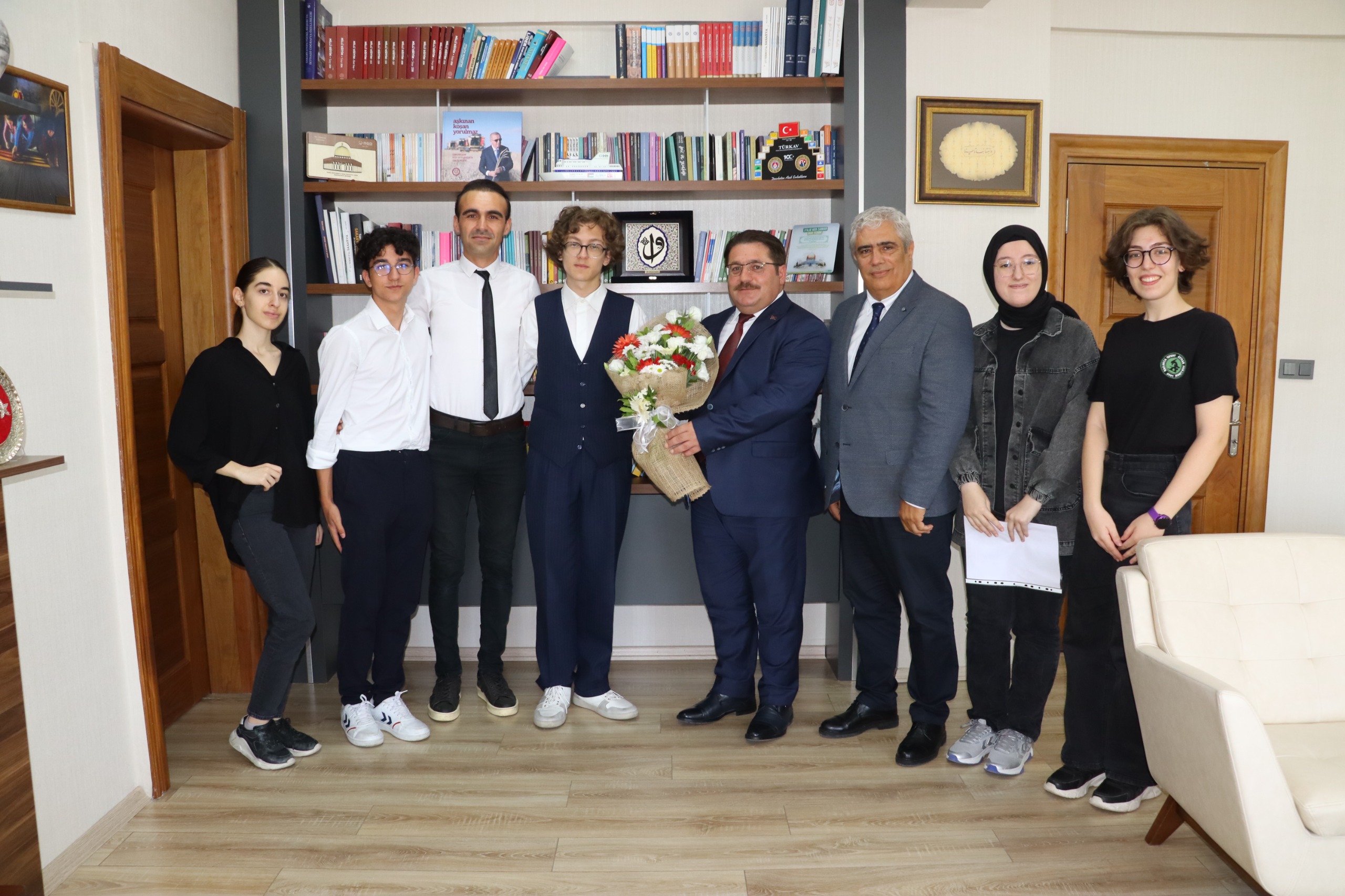 Cevat Ayhan Fen Lisesi Öğrencilerinden İl Millî Eğitim Müdürü Coşkun Bakırtaş’a Ziyaret