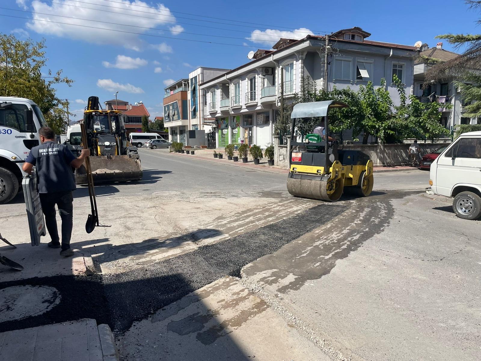 ERENLER’DE FİBER İNTERNET ÇALIŞMALARININ ARDINDAN ASFALT ÇALIŞMASI BAŞLADI